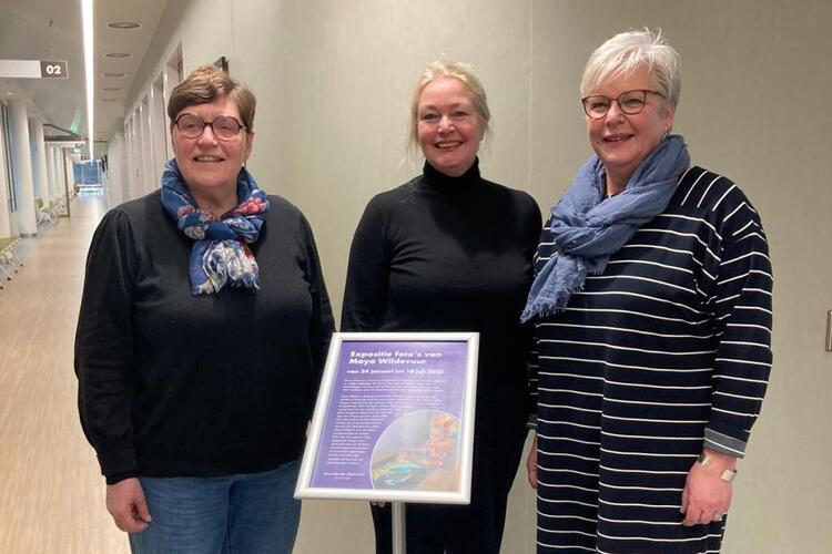 Bestuursleden aanwezig bij opening foto-expositie Maya Wildevuur