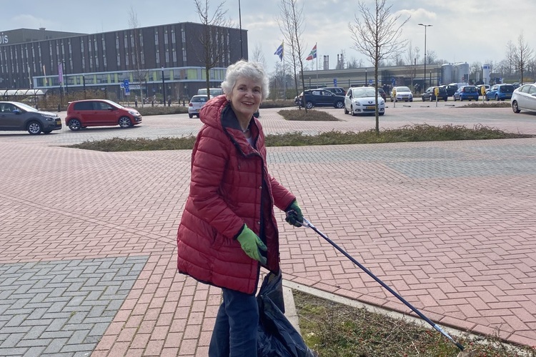Helpen bij opruimen ziekenhuisterrein 