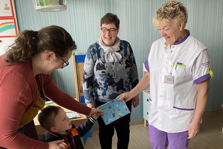 Kinderafdeling verblijd met gift