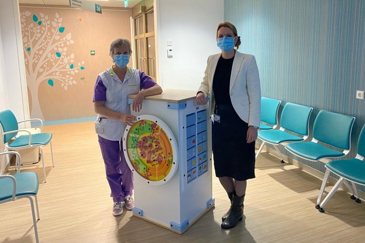 Spelkubus en kindermeubilair voor wachtruimte kinderpoli