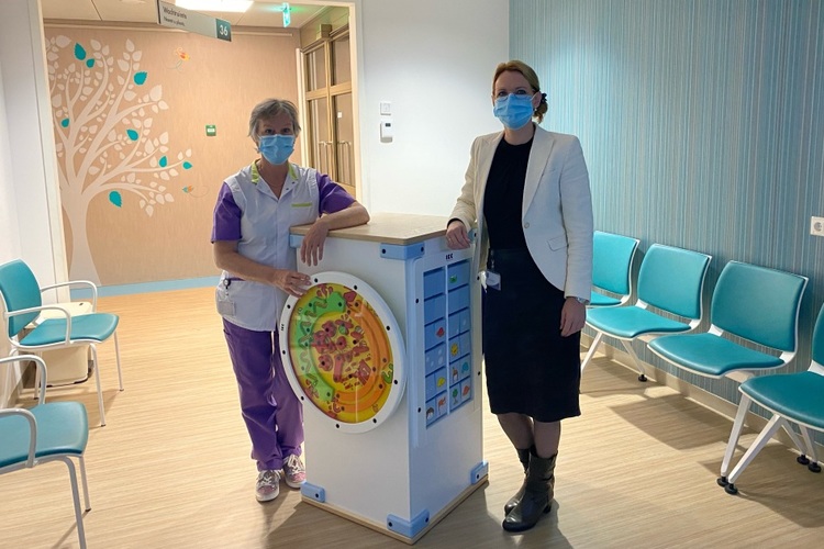 Spelkubus en kindermeubilair voor wachtruimte kinderpoli